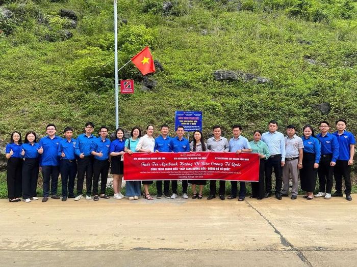 Đoàn Thanh niên Agribank chi nhánh Cao Bằng, chi nhánh Sóc Sơn và chi nhánh Đông Anh tổ chức Lễ khánh thành và bàn giao Công trình thanh niên “Thắp sáng đường biên - Đường cờ Tổ quốc” tại xóm Bản Gun Khuổi Ky, xã Đàm Thủy, tỉnh Cao Bằng.