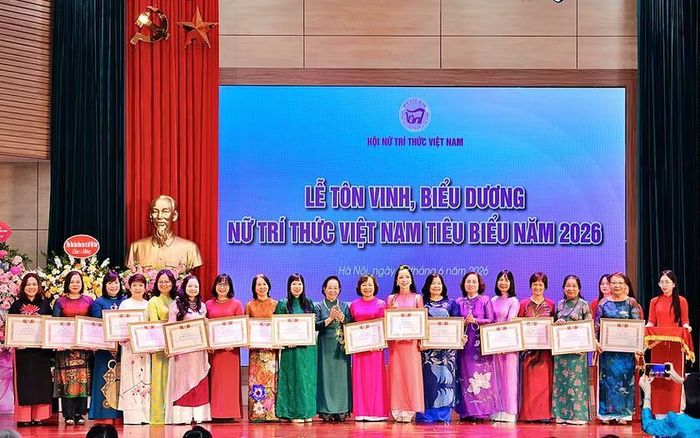 GS.TS Nguyễn Thị Doan và GS.TS Lê Thị Hợp trao khen thưởng cho các hội viên tiêu biểu của Hội Nữ trí thức Việt Nam.