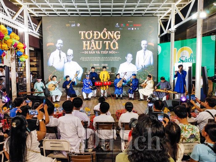 Trong bầu không khí thiêng liêng ấy, bài bản cổ phong điệu Bắc trang trọng hay điệu Nam Oán u trầm sẽ được các nghệ nhân tài năng diễn xướng.
