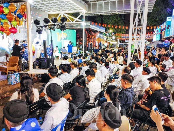 Tiếng tơ trúc hòa quyện vang lên giữa màn đêm thành phố tạo nên không gian huyền diệu kết nối tâm hồn với quá khứ.