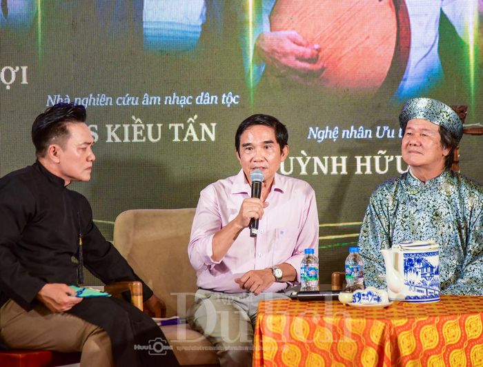 “Sự kết hợp giữa tiếng đàn Tỳ Bà sắc sảo cùng tiếng đàn Tam trầm lắng như cuộc đối thoại âm dương tinh tế, phản ánh sâu sắc tư duy thẩm mỹ hài hòa trong văn hóa phương Đông”.