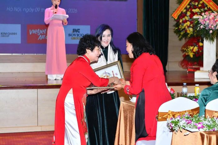 Nguyễn Thị Thành - Chủ tịch Tập đoàn Thành Vinh, Chủ nhiệm Câu lạc bộ Dân ca Ví, Giặm Nghệ Tĩnh vừa vinh dự được tôn vinh là “Nữ trí thức tiêu biểu có nhiều đóng góp cho đất nước”.
