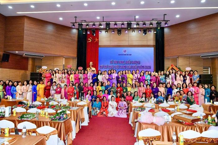 Lễ tôn vinh được tổ chức trang trọng với sự tham dự của nhiều đồng chí lãnh đạo, nguyên lãnh đạo Đảng, Nhà nước, các bộ, ban, ngành và tổ chức chính trị - xã hội.