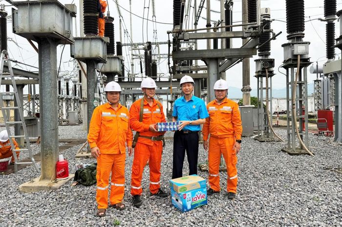 Công đoàn Công ty Điện lực Cao Bằng tặng quà công nhân lao động trực tiếp tại đơn vị sản xuất.