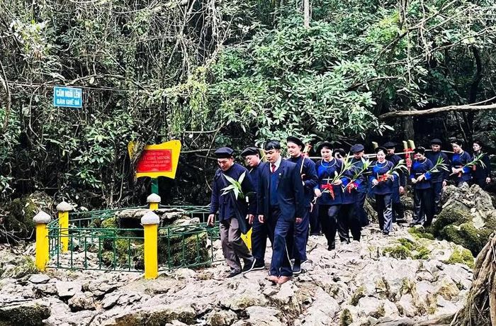 Nghi lễ rước nước linh thiêng đầu nguồn Pác Bó tại Khu di tích Quốc gia đặc biệt Pác Bó, tri ân Chủ tịch Hồ Chí Minh.