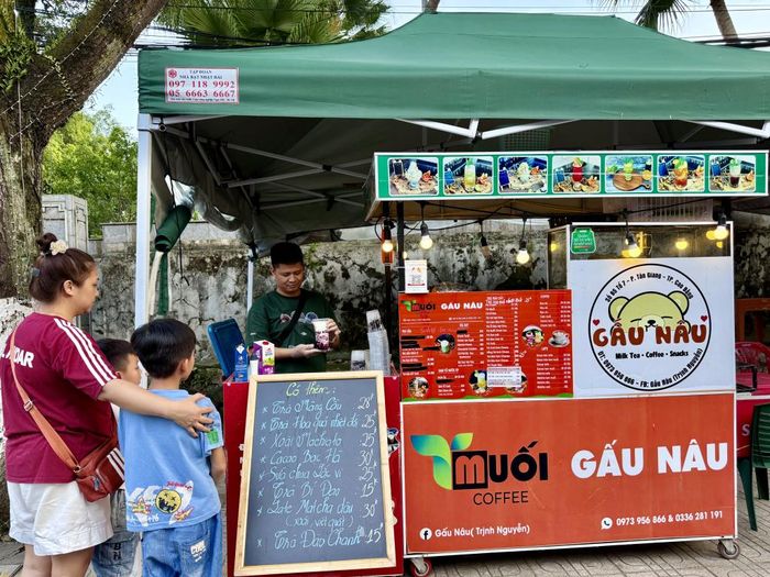 Người dân lựa chọn đồ uống phù hợp.