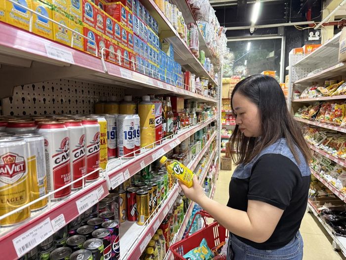 Chị Nông Thị Thu Hà, Tổ Sông Hiến 5, phường Thục Phán lựa chọn đồ uống cho gia đình.