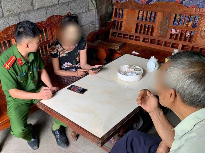 Cán bộ, chiến sĩ Công an xã Hạnh Phúc kịp thời tuyên truyền cho người dân tránh bị lừa đảo bằng hình thức "hợp đồng kỳ nghỉ".