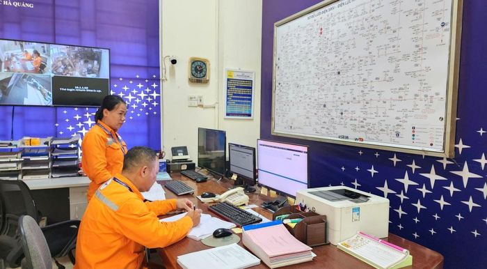 Điện lực Hà Quảng bó trí cán bộ trực và chuẩn bị các điều kiện, thiết bị dự phòng để sẵn sàng xử lý nhanh các tình huống phát sinh nếu có.