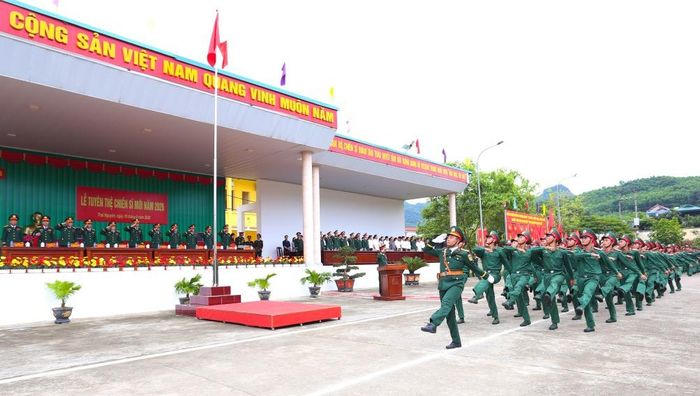 Chiến sĩ mới Sư đoàn 346 diễu duyệt đội ngũ trong lễ tuyên thệ.