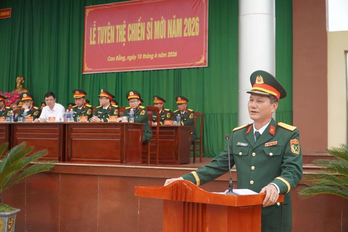 Đại tá Nông Tiến Dũng, Phó Chủ nhiệm chính trị Quân khu 1 phát biểu tại buổi lễ.