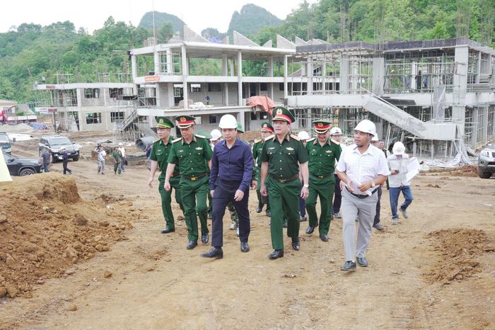 Thượng tướng Trương Thiên Tô, Phó Chủ nhiệm Tổng cục Chính trị Quân đội nhân dân Việt Nam kiểm tra tiến độ dự án đầu tư xây dựng Trường Phổ thông nội trú Tiểu học và THCS Quang Trung.