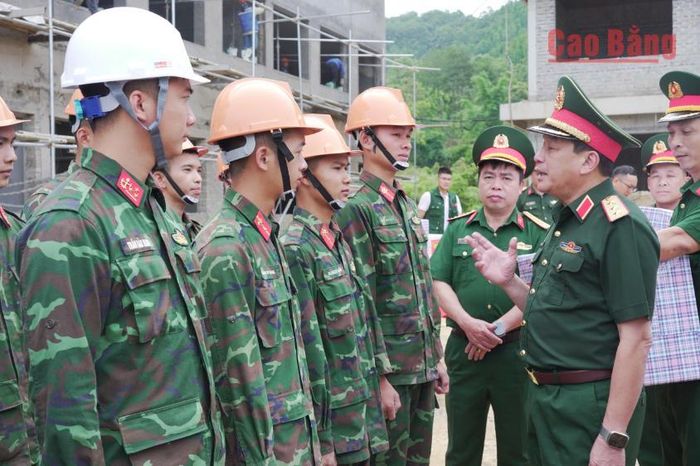 Phó Chủ nhiệm Tổng cục Chính trị Quân đội nhân dân Việt Nam Thượng tướng Trương Thiên Tô chỉ đạo, động viên chiến sĩ đang hỗ trợ thi công trường các công trình trường nội trú liên cấp.