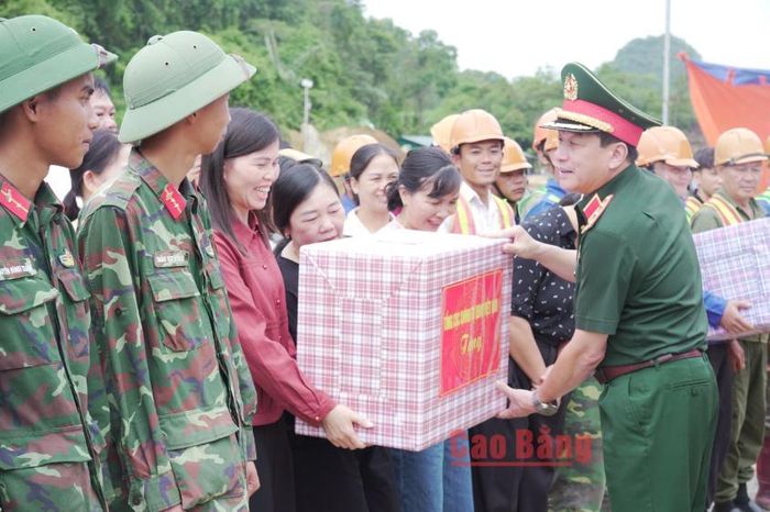 Thượng tướng Trương Thiên Tô tặng quà cấp ủy, chính quyền các xã biên giới.