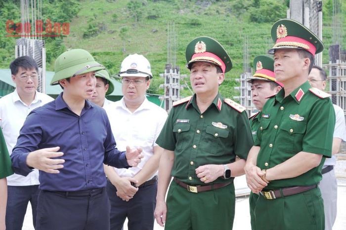 Chủ tịch UBND tỉnh Lê Hải hòa thông tin với đoàn công tác về tình hình triển khai các dự án.