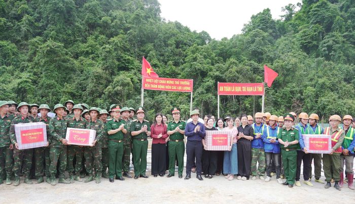 Đoàn công tác tặng quà lực lượng thi công dự án Trường Phô thông nội trú Tiểu học và THCS Quang Hán.