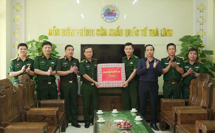 Đoàn công tác đến thăm, tặng quà Đồn Biên phòng cửa khẩu quốc tế Trà Lĩnh.