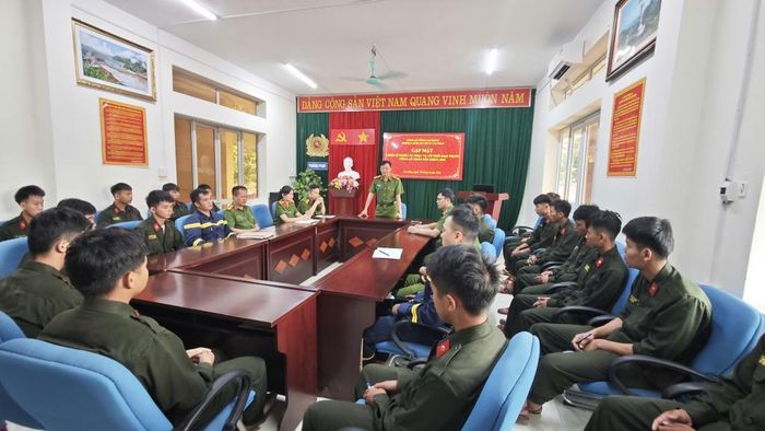 Các công dân trúng tuyển thực hiện nghĩa vụ tham gia CAND tại buổi gặp mặt.