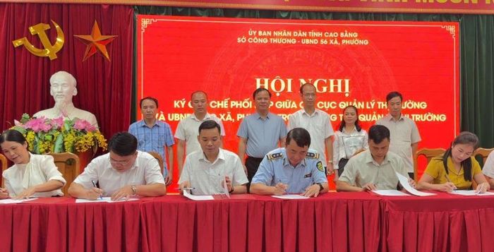 Đại diện Chi cục Quản lý thị trường tỉnh và UBND 56 xã, phường ký kết Quy chế phối hợp trong công tác quản lý thị trường.