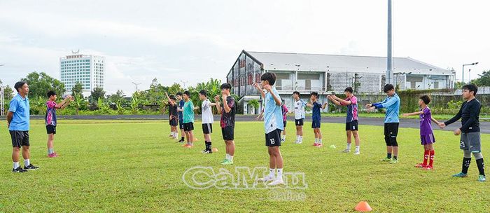 Học viên thực hiện bài khởi động và kỹ thuật cơ bản dưới sự hướng dẫn của huấn luyện viên.