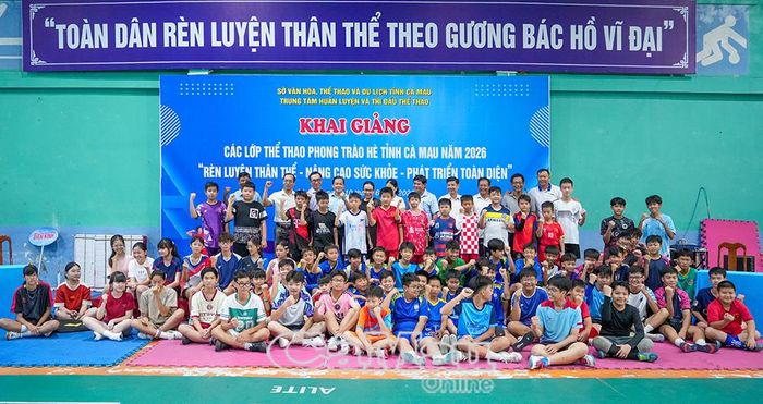 Đại biểu, huấn luyện viên và học viên chụp ảnh lưu niệm tại lễ khai giảng.