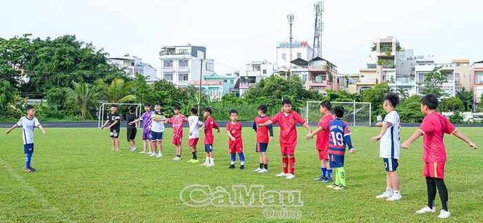 Ngay sau lễ khai giảng, các học viên môn bóng đá được chia theo từng lứa tuổi để tập luyện.