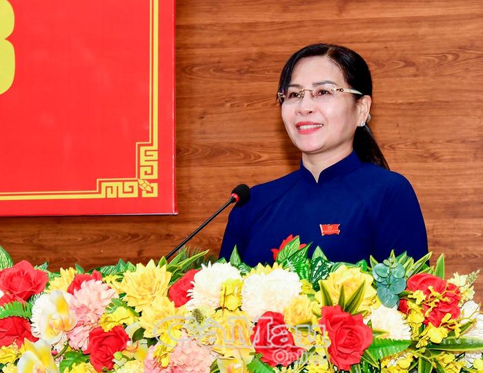 Phó Chủ tịch Thường trực HĐND tỉnh Lê Thị Nhung thông qua chương trình kỳ họp.