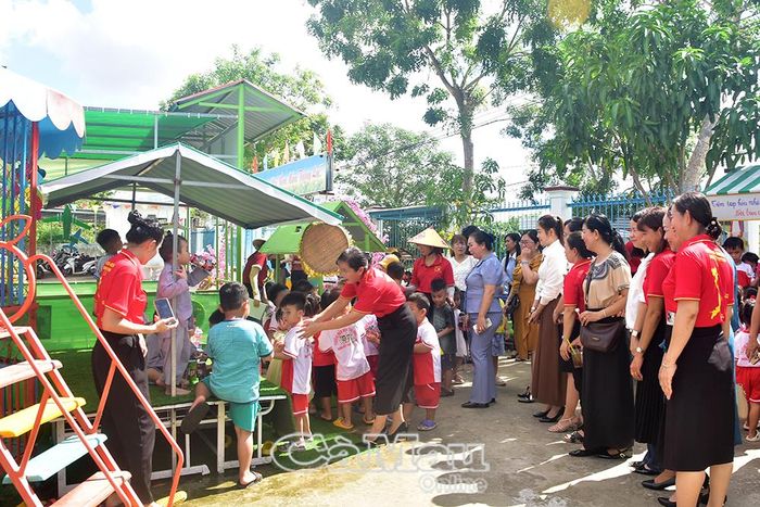 Giáo viên các trường tham quan cơ sở vật chất, các góc trải nghiệm dành cho trẻ tại Trường Mầm non Tuổi Ngọc.