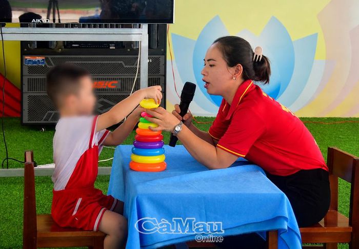 Hoạt động can thiệp cá nhân cho trẻ khuyết tật từ buổi học thực tế do cô Lê Phương Thảo, Trường Mầm non Tuổi Ngọc (phường Hiệp Thành) phụ trách.