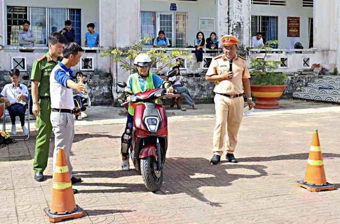Các hoạt động kết hợp lý thuyết và thực hành góp phần xây dựng kỹ năng tham gia giao thông an toàn cho học sinh.