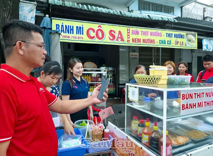 Ngay sau buổi lễ, các lực lượng đồng loạt ra quân tuyên truyền, hướng dẫn người dân cài đặt và sử dụng tài khoản định danh điện tử, thực hiện dịch vụ công trực tuyến, thanh toán bằng mã QR; nắm vững kỹ năng bảo đảm an toàn thông tin trên môi trường số.