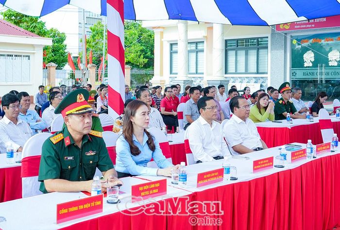 Lãnh đạo tỉnh, phường và đại biểu dự lễ ra quân mô hình số.