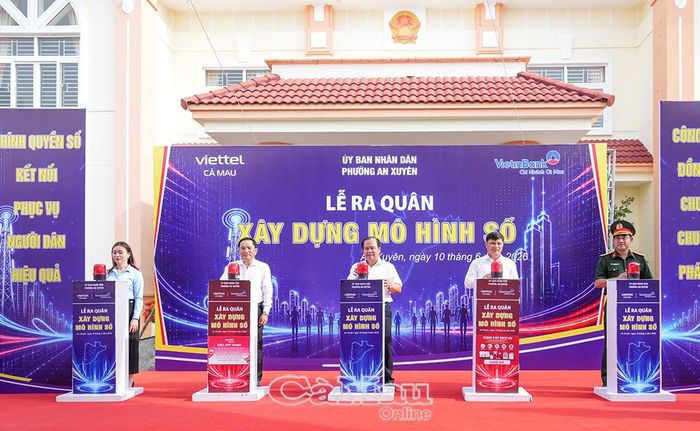 Phó Chủ tịch UBND tỉnh Nguyễn Minh Luân (giữa) và đại biểu thực hiện nghi thức nhấn nút phát động ra quân xây dựng mô hình số.