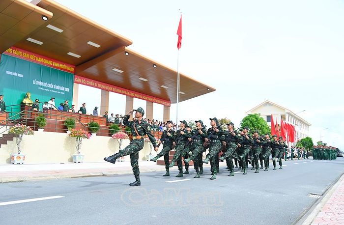 Kết thúc buổi lễ, các chiến sĩ mới thực hiện nghi thức duyệt đội ngũ, thể hiện sự chính quy và sự trưởng thành của chiến sĩ qua 3 tháng huấn luyện.