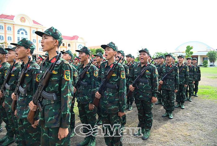 Phần nghi thức nhận vũ khí và thể hiện quyết tâm bảo vệ vững chắc Tổ quốc của chiến sĩ mới.