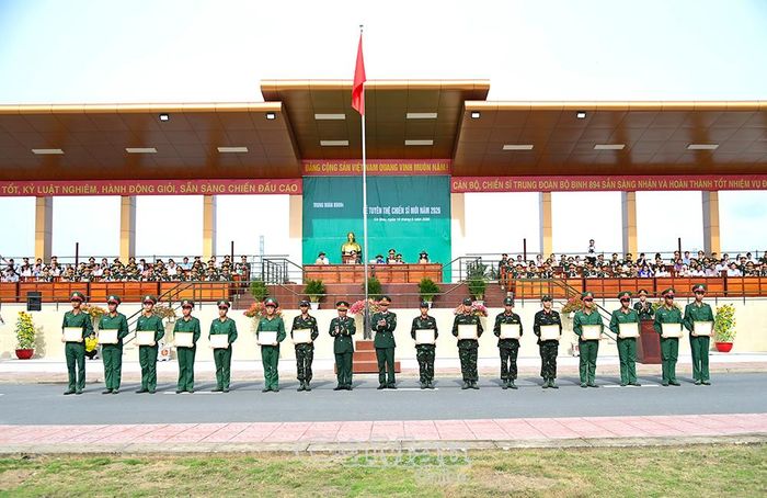 Dịp này, Ban Chỉ huy Trung đoàn Bộ binh 894 tặng giấy khen cho 3 tập thể và 60 cá nhân có thành tích xuất sắc trong công tác huấn luyện chiến sĩ mới năm 2026.