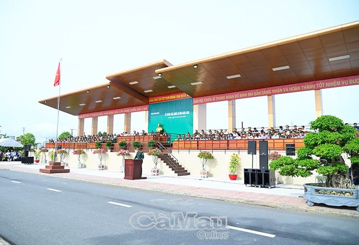 Lãnh đạo 64 xã, phường, đại diện các cơ quan, đơn vị và đông đảo gia đình chiến sĩ mới tham dự buổi lễ.