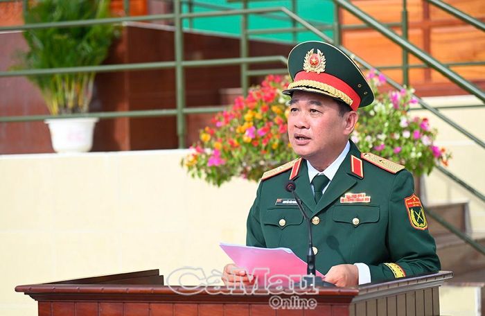 Thiếu tướng Nguyễn Văn Ngành, Chỉ huy trưởng Bộ CHQS tỉnh, biểu dương kết quả huấn luyện của cán bộ, chiến sĩ Trung đoàn Bộ binh 894.