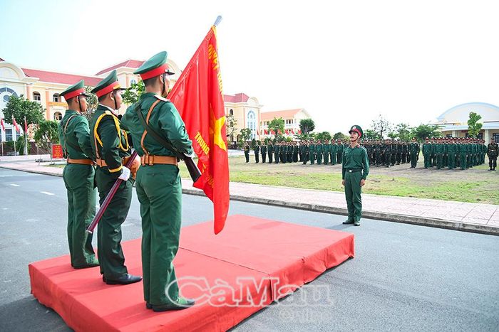 Chiến sĩ Huỳnh Chí Nguyện đại diện 207 chiến sĩ mới đọc 10 lời thề danh dự của quân nhân, khẳng định tuyệt đối trung thành với Đảng, Tổ quốc và Nhân dân, chấp hành nghiêm kỷ luật Quân đội, sẵn sàng nhận và hoàn thành xuất sắc mọi nhiệm vụ được giao.