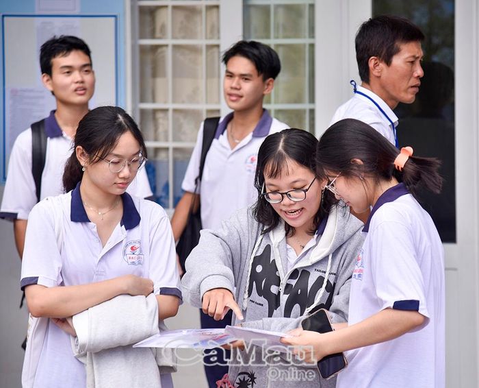  Các thí sinh trao đổi thông tin trước kỳ thi tốt nghiệp THPT năm 2026.