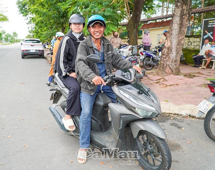  Phụ huynh chở con đến điểm thi làm thủ tục dự thi. 