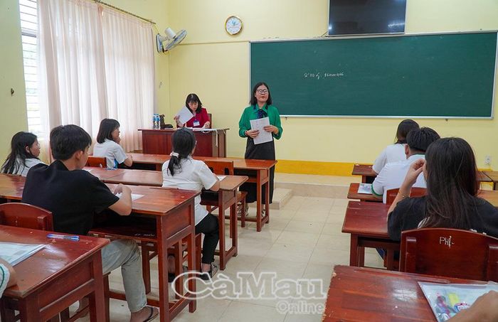  Cán bộ coi thi phổ biến quy chế, lịch thi và những lưu ý quan trọng đến thí sinh trong buổi làm thủ tục dự thi. 