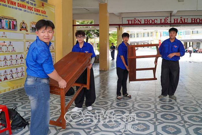  Lực lượng thanh niên tình nguyện "Tiếp sức mùa thi" sẵn sàng hỗ trợ thí sinh và phụ huynh tại các điểm thi trên địa bàn tỉnh. 