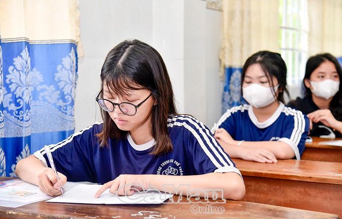 Thí sinh kiểm tra, xác nhận thông tin và hoàn tất thủ tục dự thi.