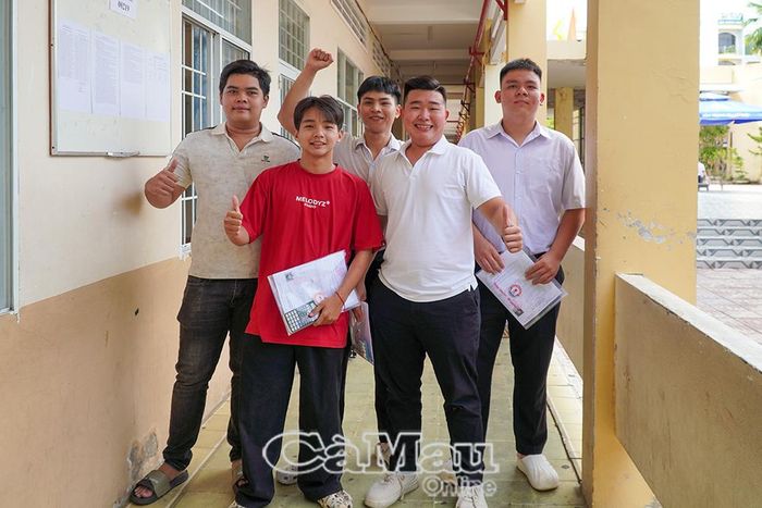 Nhiều thí sinh thể hiện tâm lý thoải mái, tự tin trước giờ làm thủ tục dự thi tại Điểm thi 02 - THPT Hồ Thị Kỷ (phường An Xuyên)