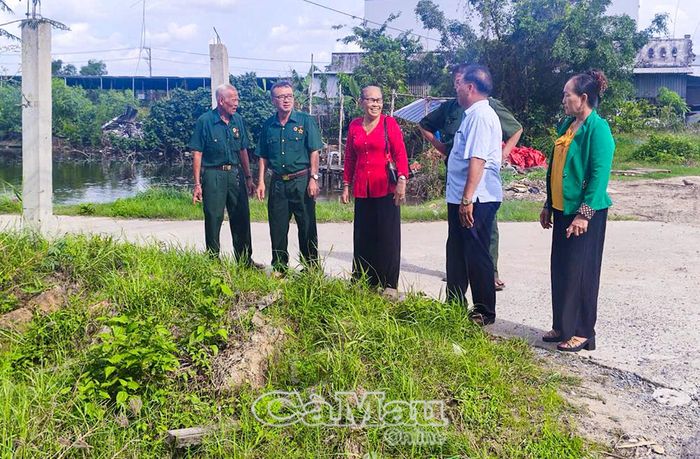 Thời gian qua, các cấp Hội Cựu chiến binh trên địa bàn tỉnh Cà Mau phát huy vai trò tiên phong trong công tác tuyên truyền, phổ biến giáo dục pháp luật tại địa phương. Ảnh: Cựu chiến binh xã Khánh An tuyên truyền cho người dân địa phương quy định pháp luật về đảm bảo hành lang an toàn giao thông đường bộ.