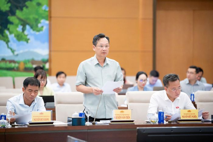 Phó Chánh án Tòa án nhân dân tối cao Nguyễn Văn Tiến báo cáo tại Phiên họp. Ảnh: VPQH