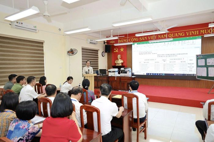 Bộ trưởng Bộ Giáo dục và Đào tạo Hoàng Minh Sơn đến thăm điểm thi Trường THPT Nguyễn Du - Thanh Oai, xã Dân Hòa, thành phố Hà Nội. Ảnh: MOET