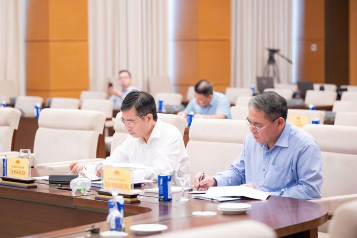Phó Tổng Kiểm toán nhà nước Trần Minh Khương và các đại biểu tham dự Phiên họp. Ảnh: VPQH