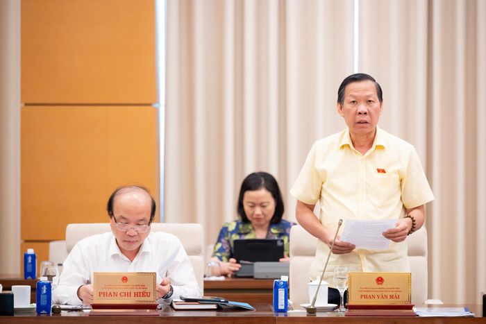 Chủ nhiệm Ủy ban Kinh tế và Tài chính Phan Văn Mãi báo cáo tại Phiên họp. Ảnh: VPQH